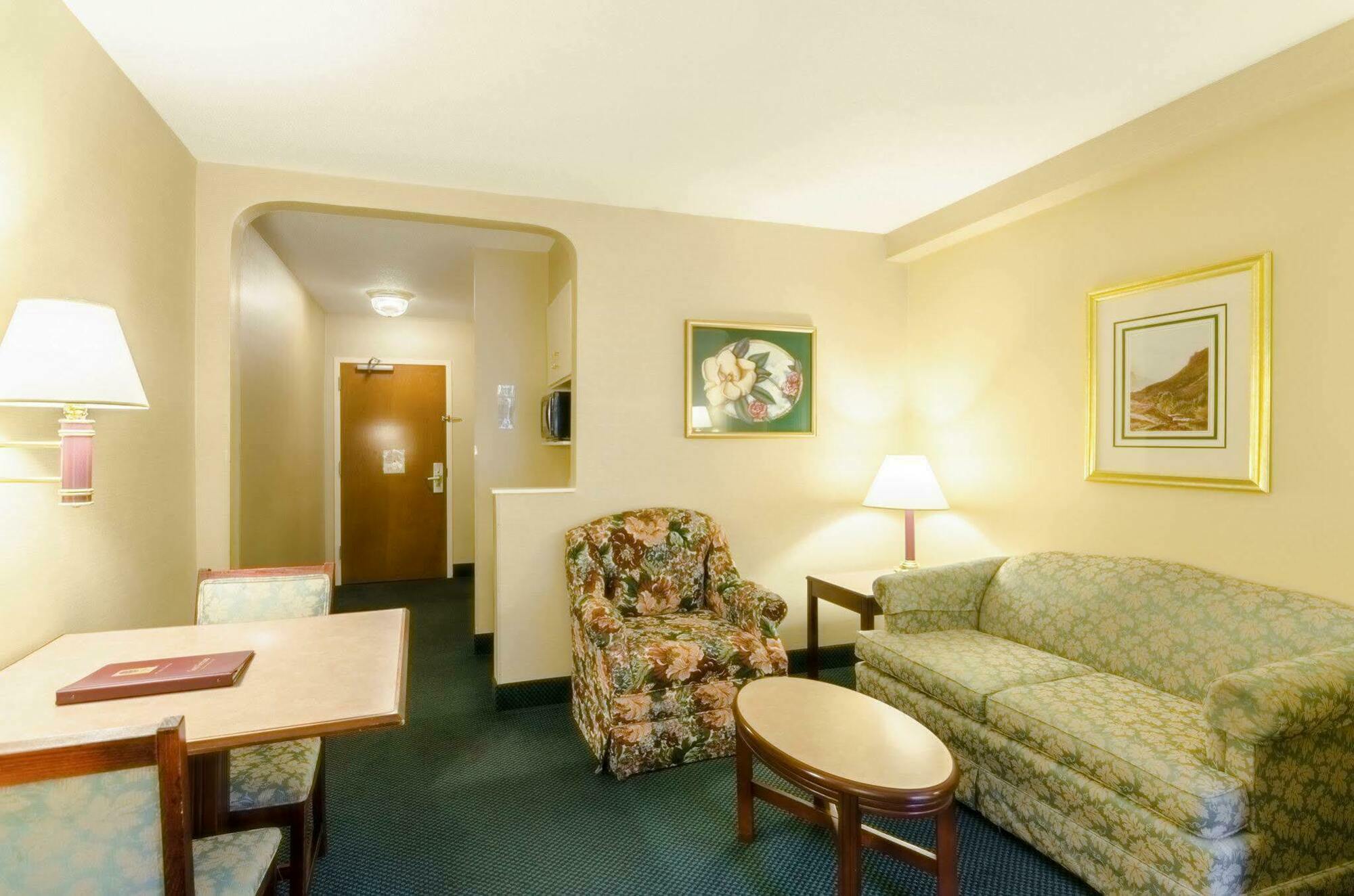 Comfort Inn & Suites Grundy Buitenkant foto